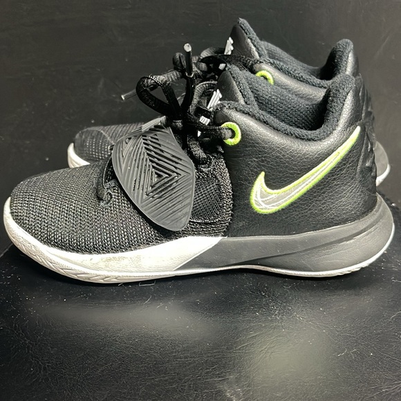 Boys Nike Kyrie Flytrap 3 Basketball Shoes Size 11C - Picture 3 of 13